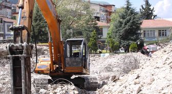 40 Gündür Süren Enkaz Çalışması Esnafı Canından Bezdirdi