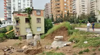 Yağmur Yağdı, Evi Tavana Kadar Moloz Doldu