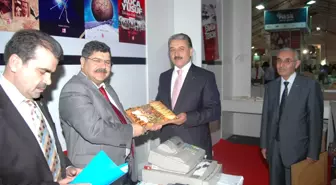 Kitaplarını İmzalayan İsmail Kapan'a Kayısı ve Tablo Hediye Edildi