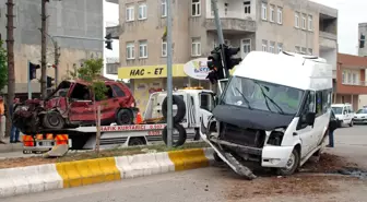 Otomobille Servis Minibüsü Çarpıştı: 1 Yaralı