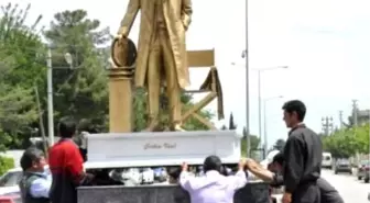 Beğenilmeyen 'Yılmaz Güney' Heykeli Yenilendi