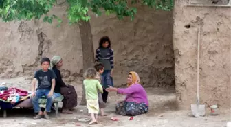 Üzerine Suriye'den Kuma Gelen 10 Çocuklu Yatalak Kadının Yaşam Mücadelesi