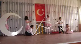 Minikler, Annelerine Olan Sevgilerini Tiyatro ile Gösterdi