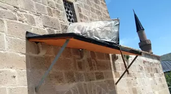 Seyyid Battal Gazi Türbesi Dökülüyor