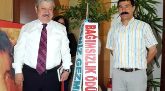 Başkan Akaydın'a Deniz Gezmiş Bağımsızlık Ödülü