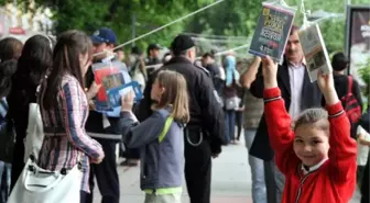 Kocaelililer Ağaçlardan Kitap Topladı