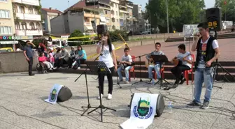 İnegöl'lülerden Sokak Konserine Yoğun İlgi