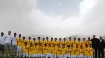 Başkaleli Esnaftan Kaymakamlık Futbol Okulu'na Destek