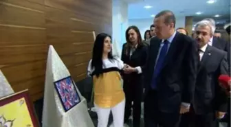 Başbakan Erdoğan, Engelli Ressamın Sergisini Açtı