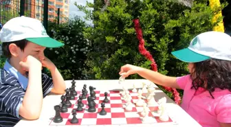 Çocukların Satrançta Tatlı Rekabeti