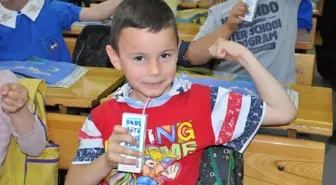 Soma'da Öğrencilere Süt Dağıtımı Başladı