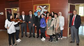 Macaristan Fahri Konsolosu Nakıboğlu Resim Sergisini Ziyaret Etti