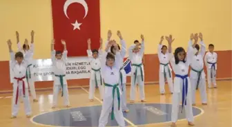 Karaman'da Spor Salonunda, Aksaray'da Valilik Önünde Bayram Kutlaması