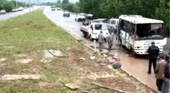 Piknikten Dönen Öğrencilerin Bulunduğu Midibüs Otobüsle Çarpıştı : 31 Yaralı
