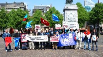 Azeriler, Lahey Parlementosu Önünde İran'ı Protesto Etti