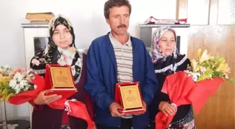 Oğullarının Organlarını Bağışlayan Yılmaz Ailesi'ne, 'Yılın Ailesi' Plaketi