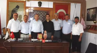 Başkan Şanal'a Plaket