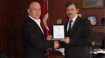 G.H.S.İ.M'den Plaket Takdimi