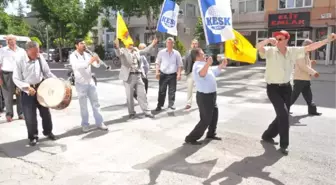 Memurlar İş Bırakma Eyleminde Göbek Atıp Halay Çekti