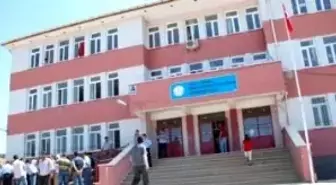 İlköğretim Okulunda Öğretmene Saldıran 1 Kişi Ayağından Vuruldu