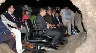 Mağarada Resmi Tören