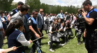 Muradiye Şelalesi'nde Davullu Zurnalı Uçurtma Şenliği