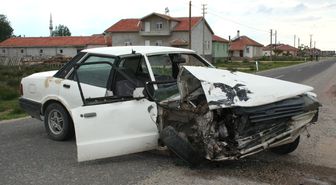 Otomobiller Çarpıştı: 2 Yaralı