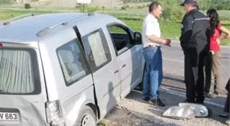 Lastiği Patlayan Hafif Ticari Araç Refüje Çarptı: 1 Ölü, 2 Yaralı