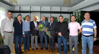 Fenerbahçeliler Derneği'nden Başkan Okay'a Forma Hediyesi