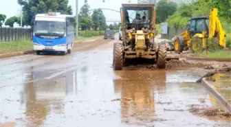 Rize'de Su Borusu Patladı, Yollar Balçıkla Kaplandı