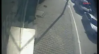 Trabzon'da 112 Ekibi Ambulansa Aldıkları Hastanın Saldırısına Uğradı )