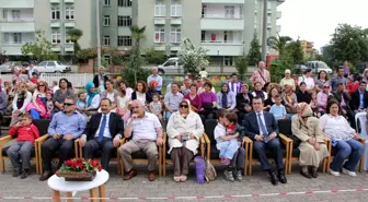 Miniklerden Yağmur Altında Defile