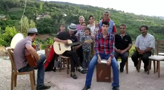 Salihli'de Müzik Grubundan Köylülere Açık Hava Konseri