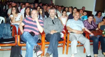 Burhaniye'de Liseli Tiyatrocuların Oyunu İlgi Gördü