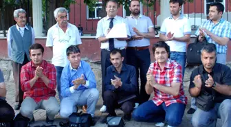 Gazeteciler, Meslektaşları İçin Fotoğraf Makinelerini Bıraktı