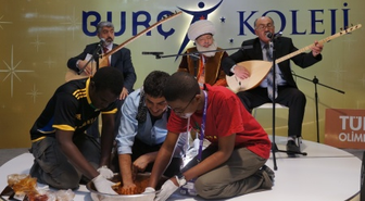 Tanzanyalı Öğrencilerden Çiğ Köfte Şöleni