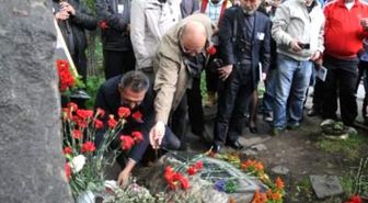 Nazım Hikmet, Ölümünün 49. Yılında Moskova'daki Mezarı Başında Anıldı