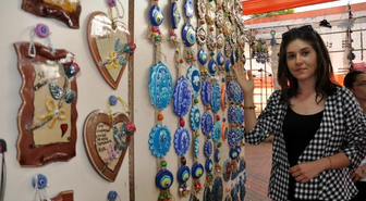 Liseli Tuğçehan, Annesiyle Birlikte Yaptığı Takıları Satıyor