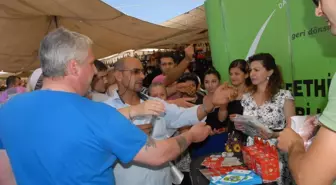 Ücretsiz Plaj Çantaları ile Önlükler Turistler Tarafından Kapışıldı