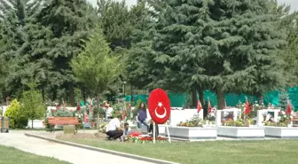 Ailesi Şehit Binbaşı Ercan Kurt'un Mezarını Ziyaret Etti