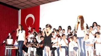Akhisar'da Öğrencilerin İngilizce Konseri Büyük İlgi Gördü