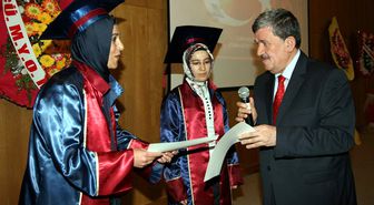 Cumhuriyet Meslek Yüksekokulu'nda Mezuniyet Sevinci