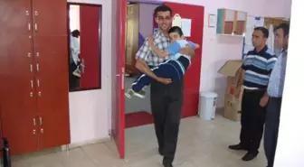 Liseli Kızlar Engelliler İçin Mavi Kapak Topladı