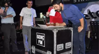 Yusuf Güney'e Sahnede Sürpriz Doğum Günü