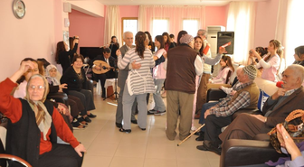 Liseli Gençler Alzheimer Hastalarını Sevindirdi
