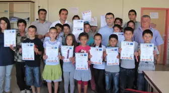 Derik Kaymakamı Hüseyin Avcı Karne Dağıttı