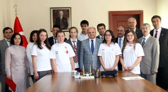 Vali Çakacak Proje Yarışmalarında Başarılı Olan Öğrencileri Ödüllendirdi