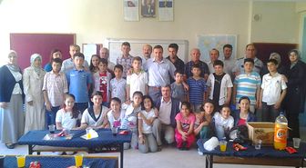 Tayini Çıkan Öğretmene Öğrenci Aileleri Tarafından Sürpriz Ziyaret