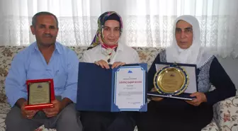 Komutandan Plaket Alan Başörtülü Kız Konuştu