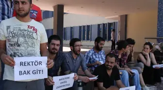 Öğrencilerden 'Rektör Bak Git'li Protesto